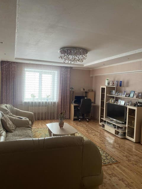 3 комн., 90.0 м², 2 эт.